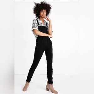 Madewell Skinny Overalls in Black Lunar Wash
Size XS